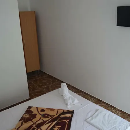 Tanase Gazde/Camere de închiriat *